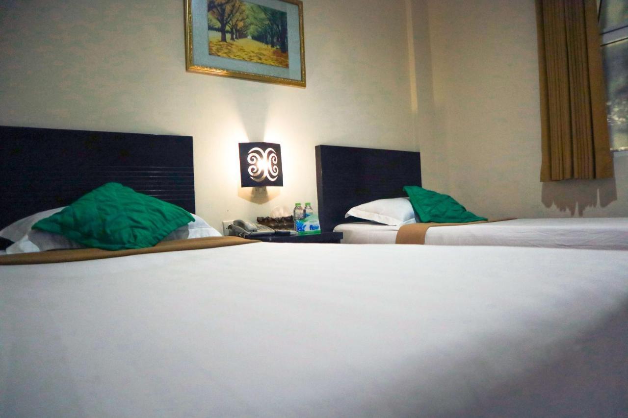 Helios Hotel Malang Extérieur photo